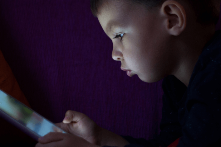 Criança hiperconectada? Saiba como acalmar a mente